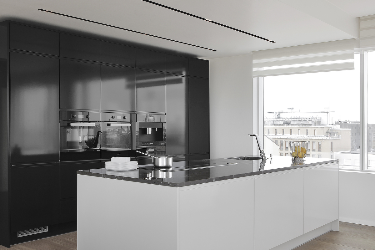 Keittiö suunniteltiin kodin keskipiste ja siitä suunniteltiin moderni ja minimalistinen.