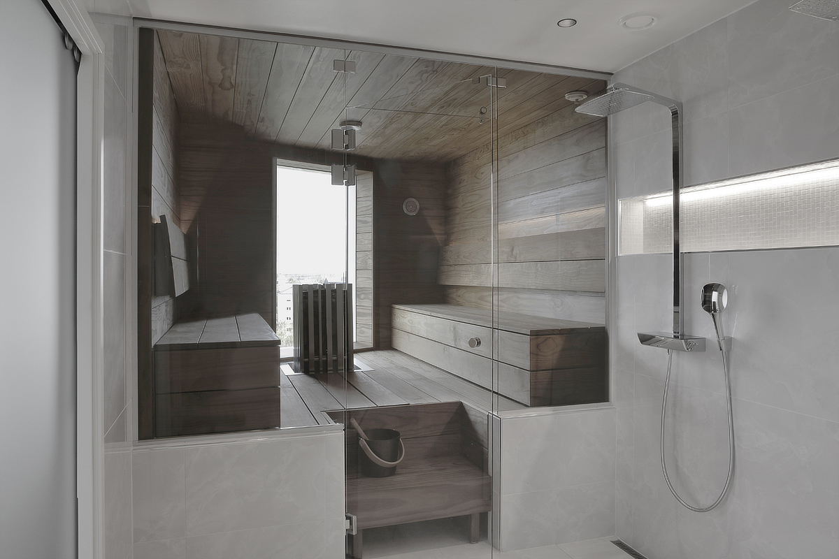 Asuntoon suunniteltiin tilava lasiseinäinen sauna josta on huikea näköala kaupungin kattojen ylle.