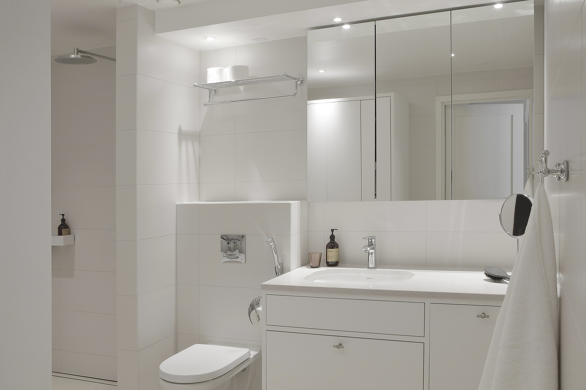 Helsinkiläisen kerrostaloasunnon remontissa suunniteltiin kylpyhuoneen kalusteet uusiksi mittojen mukaan ja uusittiin laatoitukset.