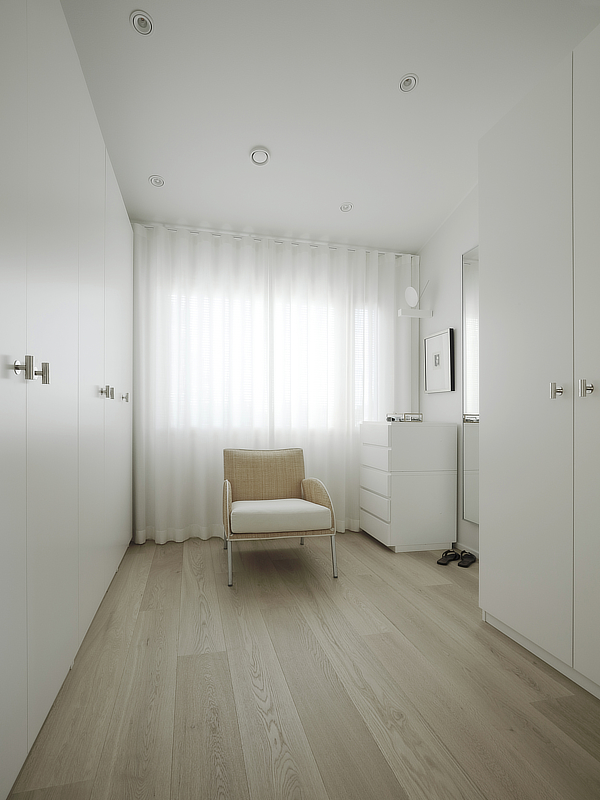 Vaatehuoneen modernit minimalistiset kaapit ja valoverhot