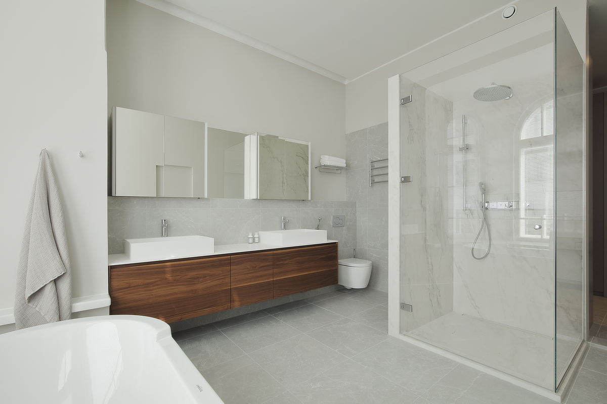 Italialaiset allaskalusteet ja marmorikuvioiset suurlaatat tuovat ylellistä tunnelmaa kylpyhuoneeseen.