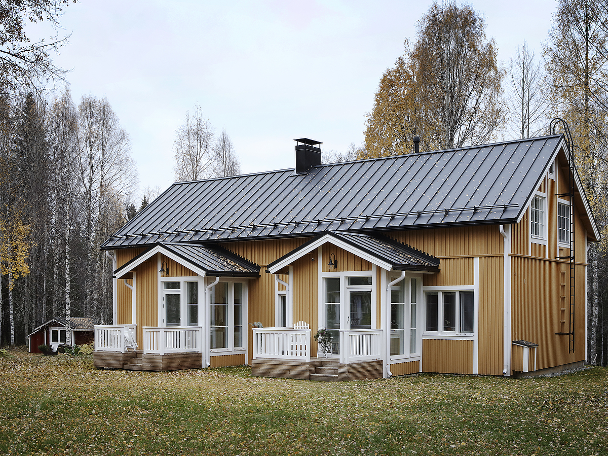 Maalaistalon perinteikäs ja tunnelmallinen sisustus.